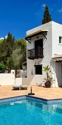 Country house has four bedrooms and three bathrooms near to the beach