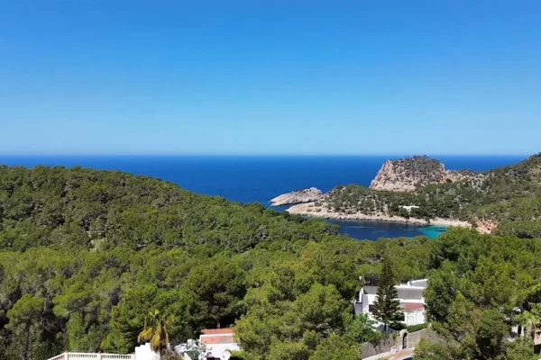 Luxuriöse moderne Villa in Cala Salada mit Panoramablick auf das Meer