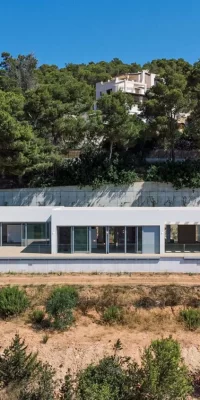 Moderne Luxusvilla mit herrlichem Panoramablick auf das Meer