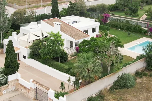 Kürzlich renovierte Stadtvilla mit Vermietungslizenz, 5 Minuten von Ibiza-Stadt entfernt