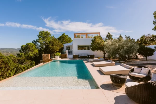 Exceptional and Lovingly Renovated Country House with Unparalleled Sea View!