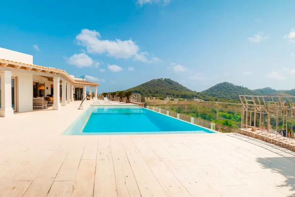 Luxusvilla auf Ibiza mit Panoramablick und außergewöhnlichen Annehmlichkeiten