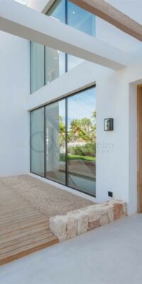 Moderne huis nabij Ibiza-stad met uitzicht op zee